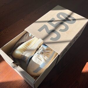 Like new Yeezy 350 v2 in linen